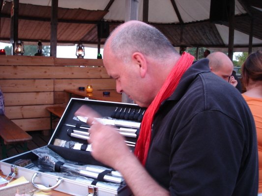 Grillwerkzeug und ein überraschter Trauti am Sonnenblumenfest, Wr.Neudorf, Palmersacker